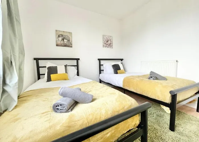 Cozy Southampton Retreat: Free Parking For Contractors, Families, And Tourists